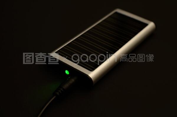 高效出行伴侶 太陽(yáng)能充電器與電池充電器深度解析